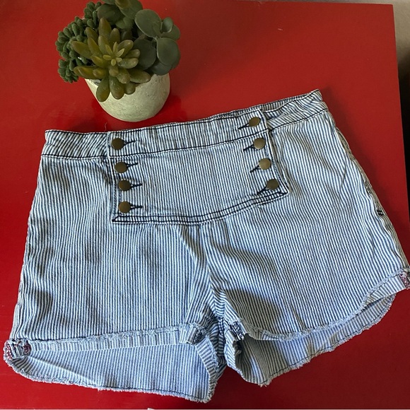 FOREVER 21 premium denim shorts - Picture 2 of 8
